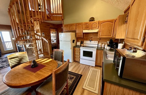 Sevierville Cabin | Cozy Cabin, Amazing Views, HotTub near Pigeon Forge🎡& Gatlinburg⛰️