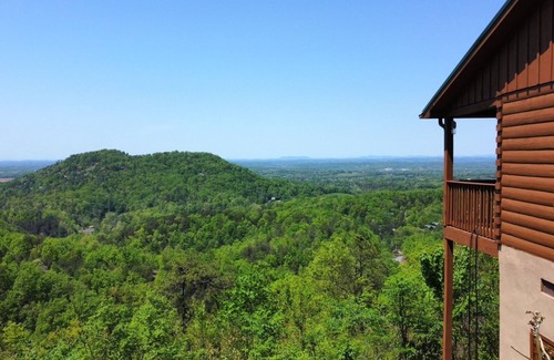 Sevierville Cabin | Cozy Cabin, Amazing Views, HotTub near Pigeon Forge🎡& Gatlinburg⛰️
