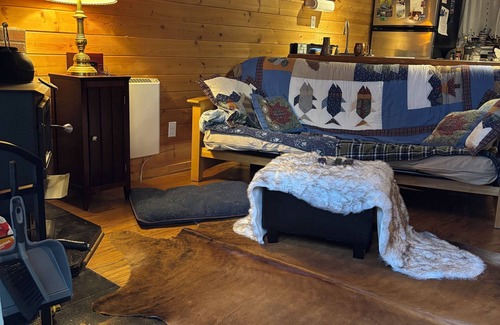 Lime Kiln Cabin | Cozy Cabin by Lake Cavanough