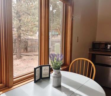 Woodland Park Bed & Breakfast | Cozy Cabin close to downtown Woodland Park