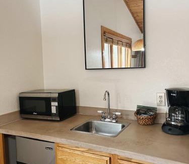Woodland Park Bed & Breakfast | Cozy Cabin close to downtown Woodland Park
