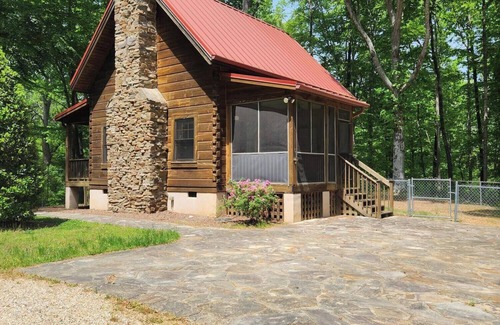 Salem Township Cabin | Cozy Cabin Creek Getaway