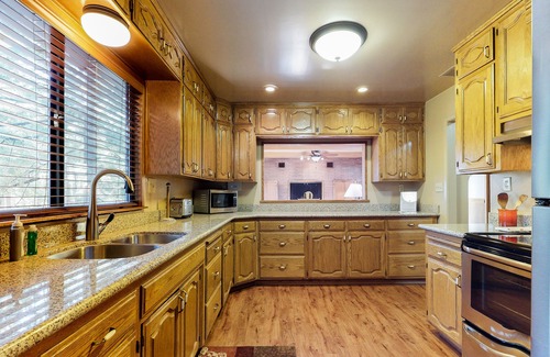 Shaver Lake Cottage | Cozy Cabin for Two with Furnished Patio - Close to the Villae & Lake, Dogs OK