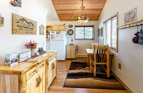 Estes Park Cabin | Cozy cabin for two with private hot tub and central location