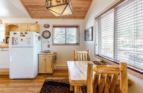 Estes Park Cabin | Cozy cabin for two with private hot tub and central location