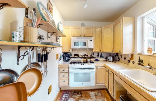 Estes Park Cabin | Cozy cabin for two with private hot tub and central location
