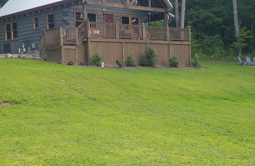 Manchester Cabin | Cozy Cabin getaway with hot tub