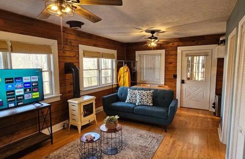 Mars Hill House | Cozy Cabin, Hot Tub, Fast 500Mbps Wi-Fi, Fireplace