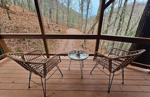 Mars Hill House | Cozy Cabin, Hot Tub, Fast 500Mbps Wi-Fi, Fireplace