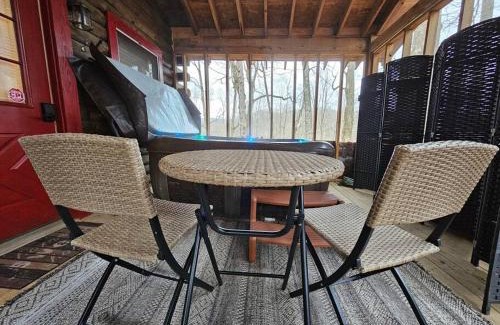 Mars Hill House | Cozy Cabin, Hot Tub, Fast 500Mbps Wi-Fi, Fireplace