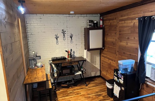 Fenton Cabin | Cozy cabin in charming Fenton near Cider Mills and Trails! Dog friendly!