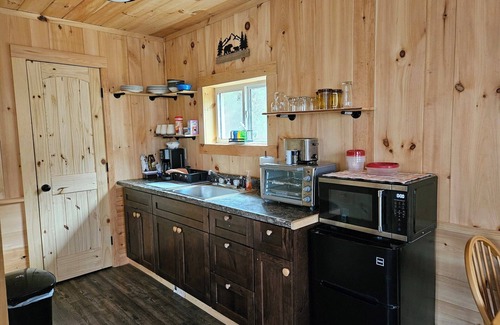 Butler Cabin | Cozy cabin in the woods on a beautiful Christmas Tree/Events Farm.