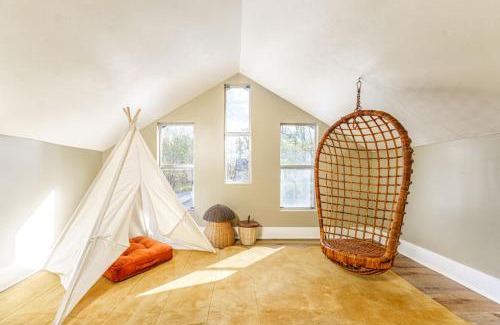 Ashley Oaks House | Cozy Cabin in the Woods w/Playroom, Deck & Lounge