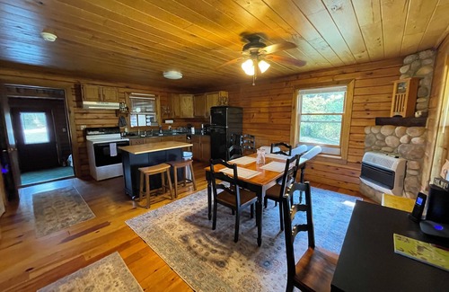 Fort Valley Cabin | Cozy cabin in tranquil Fort Valley with AC, WiFi