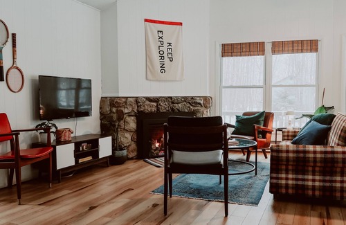 Michaywe House | Cozy cabin in wooded neighborhood - perfect Fall location