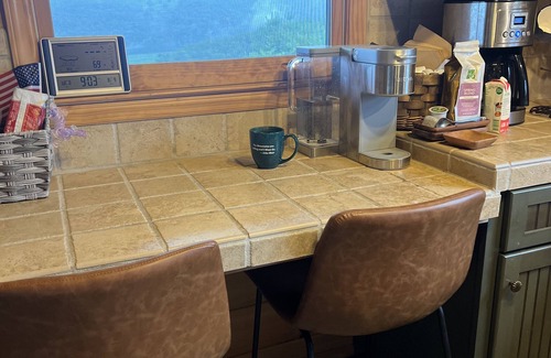 Fleetwood Cabin | Cozy cabin, kid & pet friendly, mountain views, River access, kayak, near Boone