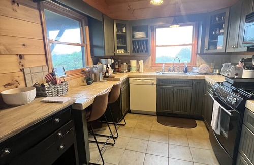 Fleetwood Cabin | Cozy cabin, kid & pet friendly, mountain views, River access, kayak, near Boone