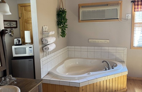 Wisconsin Dells Cabin | Cozy Cabin Located Just Outside of Wis Dells- Cabin B