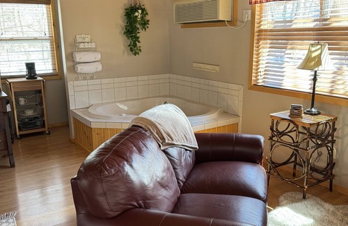 Wisconsin Dells Cabin | Cozy Cabin Located Just Outside of Wis Dells- Cabin B