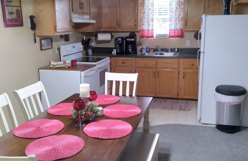 Sloans Valley Cabin | Cozy Cabin Located in gated resort near Lake Cumberland. Pool & boat ramp onsite
