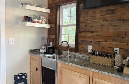 Old Fort Cottage | COZY CABIN minutes from Catawba Falls, and near beautiful Blue Ridge Mountains