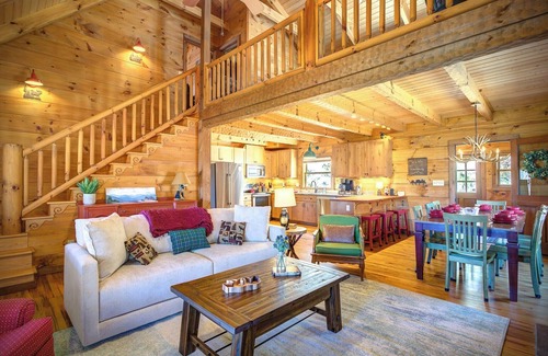Boone Cabin | Cozy Cabin + Mt View/River/Hot Tub/Pool Table/Fire Pit