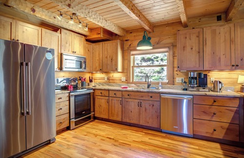 Boone Cabin | Cozy Cabin + Mt View/River/Hot Tub/Pool Table/Fire Pit