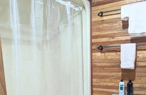Shelbyville Cabin | Cozy Cabin near Jack Daniels, Uncle Nearest, and George Dickel Distilleries.