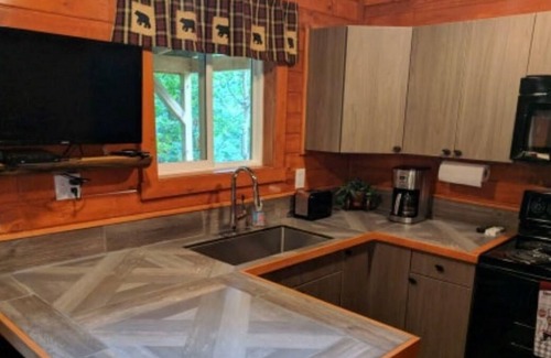 Campton Cabin | Cozy cabin nestled in the trees