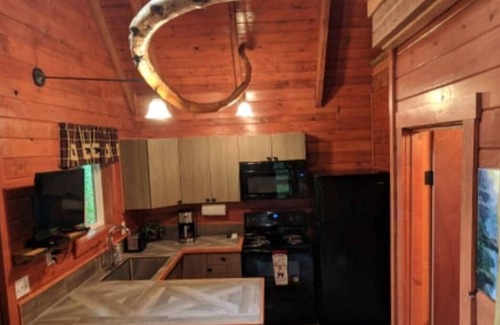 Campton Cabin | Cozy cabin nestled in the trees