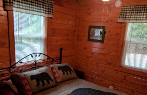 Campton Cabin | Cozy cabin nestled in the trees