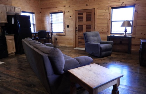 Royal Cabin | Cozy cabin nestled on Lake Ouachita