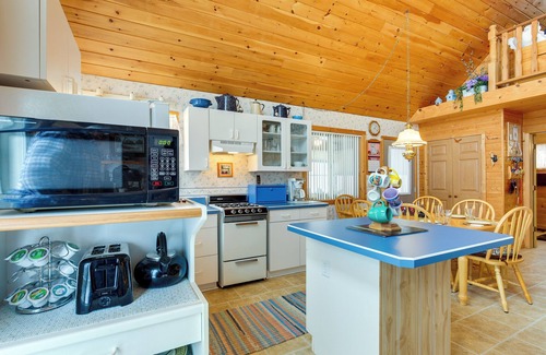 Weirgor Cabin | Cozy Cabin on 10 Acres, Walk to Chippewa River!