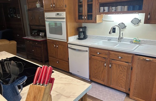 Martin Cabin | Cozy cabin on Lake Hartwell. Book your family Summer & Fall vacation today!
