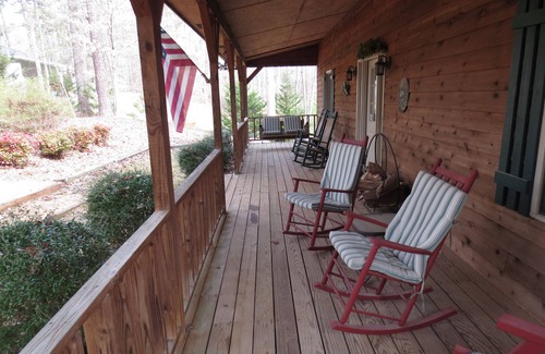 Martin Cabin | Cozy cabin on Lake Hartwell. Book your family Summer & Fall vacation today!