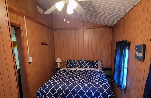 Ashville House | Cozy Cabin on the Canal w Kayaks, Jacuzzi and dock!