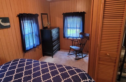Ashville House | Cozy Cabin on the Canal w Kayaks, Jacuzzi and dock!