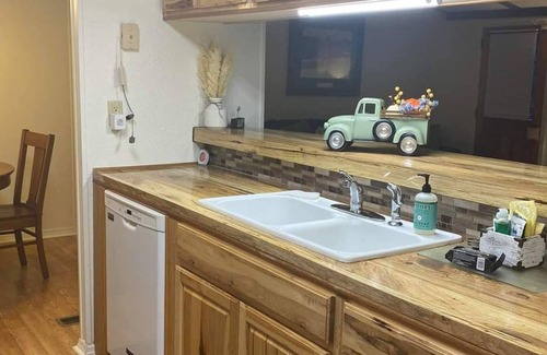 Cullowhee House | Cozy cabin on the creek in Cullowhee. Pet friendly.