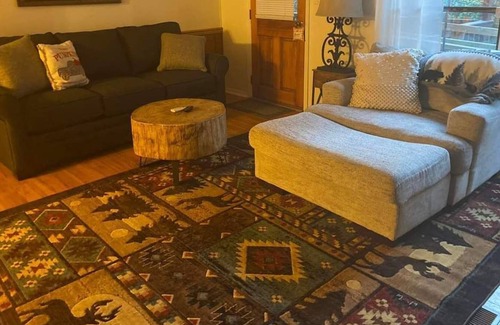 Cullowhee House | Cozy cabin on the creek in Cullowhee. Pet friendly.