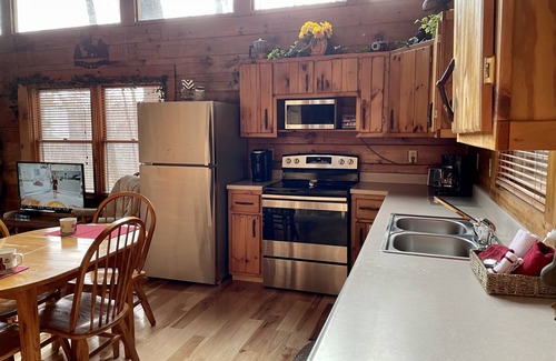 Gatlinburg - Pigeon Forge Cabin | COZY CABIN! Perfect Honeymoon or Private Getaway. Hot tub & Fireplace