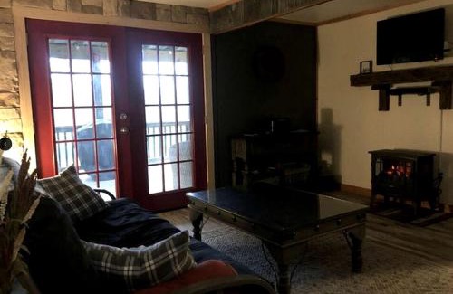 Harrison House | Cozy Cabin Rental near Ozark National Forest for a Relaxing Weekend Getaway in Arkansas