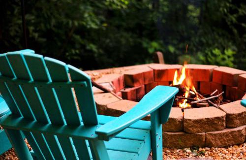 Blue Ridge House | Cozy Cabin Retreat - Hot Tub, Fireplace & Fire Pit