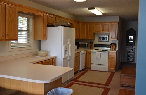 Dadeville Cabin | Cozy Cabin,Sandy Beach,Fantastic Dock W/50' TV & Boat Launch