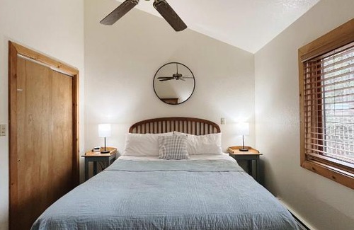 Woodland Park Bed & Breakfast | Cozy Cabin suite bed and breakfast