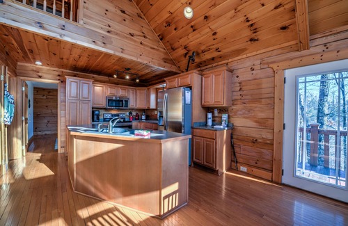 Waynesville Cabin | Cozy Cabin w/Game Room, Jetted Tub & Views | + Biltmore Pass Included