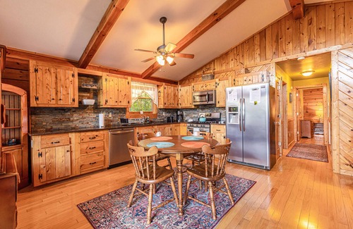 Whittier Cabin | Cozy Cabin w/Hot Tub & Epic Smoky Mountain Views