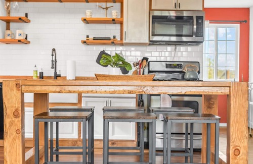 Landers Cabin | Cozy Cabin w/Hot Tub, Stargazing, Movie Theatre, Private & Secluded 2.5 Acres
