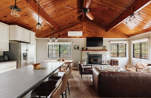 Moonridge Cabin | Cozy Cabin w/Hot Tub, EV, Mountain Views & A/C