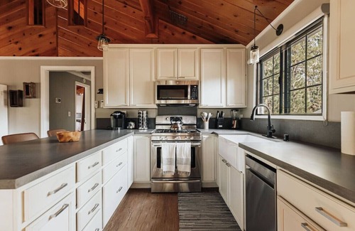 Moonridge Cabin | Cozy Cabin w/Hot Tub, EV, Mountain Views & A/C