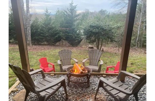 Murphy Cabin | Cozy Cabin w/Views, Jetted Tub and Game Room!